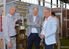 Bij Vecozuivel kreeg Jan Ties Kram (midden) bezoek van Marko de Vos en Ron Pauli van Farm Dairy Holding. Jan Ties vertelde dat Vecozuivel biologische zuivelproducten levert aan alle retailers in Nederland. 