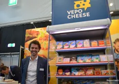Bij Vepo Cheese exporteren ze vooral biologische kaas naar Scandinavië. Zo zijn er onder meer klanten die om bio-cheddarkaas vroegen. Op de foto: Mark van Bochove.