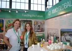 Saïna Facon en Ana Tomás Gil bij het in Vlissingen gevestigde AMC Natural Drinks.   