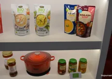 Een aantal bio-producten in de kast, waaronder soepen voor Jumbo. 