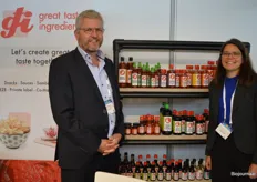 Great Taste Ingrediënts produceert al heel wat jaren biologische sojasaus. Op de foto staan Rens Koene en Marjan van Wikselaar-van Laar.