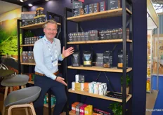 Carel Rouweler toont bij Cappac trots de biologische koffie capsules die zij voor Australian produceren. 