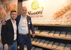 Tobias Roeder en Henrico Vermeulen bij Pandriks Bake Off, naast hen het biologische merk Slooow. 