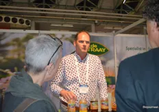 Dennis van Teylingen vertelt bezoekers wat meer over de biologische honing van imkerij de Traay. 