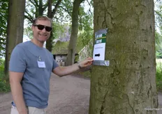 Thomas van Hasselt plakte tijdens de rondleiding nog even een extra routebordje op een boom.
