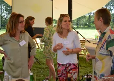 Désirée Theyse en Erika Verwijs van DO-IT organic in gesprek met Inge de Groot van Skal biocontrole.