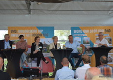 Van links naar rechts: Paul Kortekaas (Triodos Bank), Roosmarijn Saat (Biowinkelvereniging), Nicolette Klijnhout (Skal biocontrole), Angelique Wijnen (Vitam) en René Cruijsen (Eko-Holland).