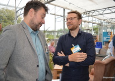 Jan Hoekman (Agrifirm) in gesprek met Marnix Wilms van Agrico. 