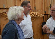 Edith Lammerts van Bueren, Jaco Burgers en Michaël Wilde zochten elkaar op na de ondertekening. 