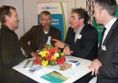 Bernard Bles en Jos Deckers van EuroGrass in gesprek met twee BioVak-bezoekers.