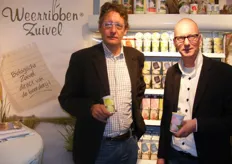"Syb Velink (links) en Wolter Prins tonen de drinkyoghurt in de nieuwe bekers. "Er is veel vraag naar deze verpakking, dus we voorzien zeker in een behoefte met deze bekers."