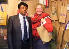 Désirée Rasenberg met haar Indiase zakenpartner Mr. Pinaki Bhowmick in de stand van Pure Jute. De officiële BioVak-tas werd geleverd door Pure Jute.