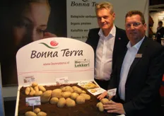 Jelle Bos (links) en Walter Testers van Bonna Terra met hun biologische aardappels.