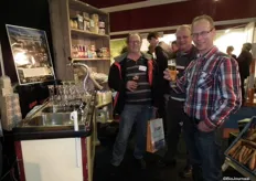 Guido Frijns, Willem Ruijpers en Felix Huntjens drinken samen een biologisch biertje van Gulpener in de stand van BD-Totaal.