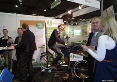 Lukas den Admirant, stagiair bij Bionext, toont zijn fietskunsten. Het Pieperpad hield een bakfietswedstrijd.