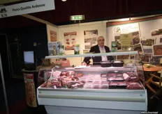 Jean Claude Michel met het biologische vlees van Porcs Qualite Ardenne.