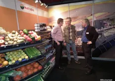 In de stand van Wessanen Benelux werden de diverse bedrijfsonderdelen apart uitgelicht. Hier zijn Ricus Janssen, Rudi Gerding (De Groene Winkel Zeist) en Paul Verweij in gesprek. Op de achtergrond een foto van één van de GooodyFooods-winkels.