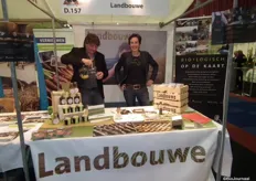 Bouwe Ruiter van Landbouwe en Nicole Herink presenteerden De Smaakkaart. Met dit initiatief willen ze biologische streekproducten letterlijk op de kaart zetten.