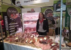 Anita Kouwen in de stand van Slagerij Nico Kouwen. In de Good&Ready-koeling liggen de nieuwste vleesproducten (vleeswaren e.d.).