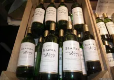Deze wijn Blanka is gemaakt van witte aalbes, waar kruidbes aan toegevoegd is.