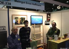 De Duitse wijnboeren Peter en Paul Hoffman en hun Nederlandse vertegenwoordiger Henk de Wit.