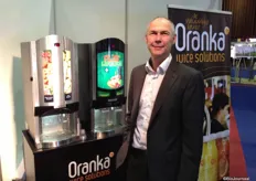 Carel Scholtes bij een van de automaten van Oranka juice solutions.