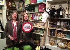 Annetje de Jong (links) en Imke van Deventer van Larix Gardenware staan op de beurs met hun nieuwe shop-in-shop concept.