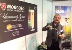 Jan Fleurkens schenkt een lekker Mongozo premium pilsener in. In de bar van Biojournaal was veel vraag naar dit smakelijke biologische bier.