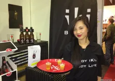 Linda Tran serveert Iki beer van Inno Food Company.