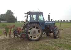 Floor Visser, de oudste zoon van Mees en Ageeth, is de aardappelruggen aan het schoffelen. Achter de trekker heeft Floor een hoekschoffelmachine.