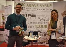 "Ruben Sousa Martins en Vana Steriopoulo van Naturel West Corp tonen een lijn met agavesyroop, tequila en aanverwante producten uit Mexico. "We doen ook veel in private label", vertelt Ruben."