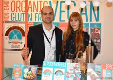 Farhad Zaqiri en Jessanne Oliva van Sweet Amsterdam met hun Hollandse stroopwafels én bakfiets. Het bedrijf richt zich met haar single packs op verkooppunten als tankstations, 'to go'-winkels, cafés, sportscholen en verkoopautomaten.